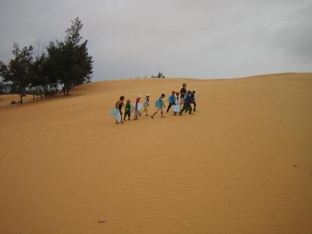 Auf den "weissen" Duenen von Mui Ne beim Sandboarden.