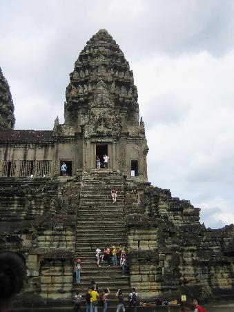 die wirklich steile Treppe in Angkor Wat
