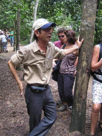 Mr. Bean unser besoffener Fremdenfuehrer bei den Cu Chi Tunneln