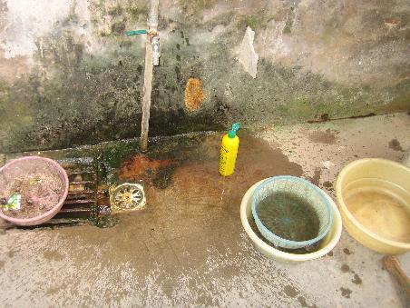 ...und das dazugehoerige Handwaschbecken.