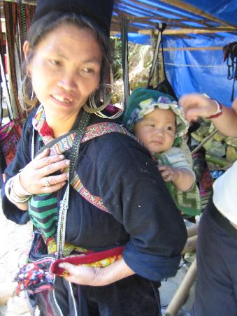 Hmongfrau mit Hmongbaby