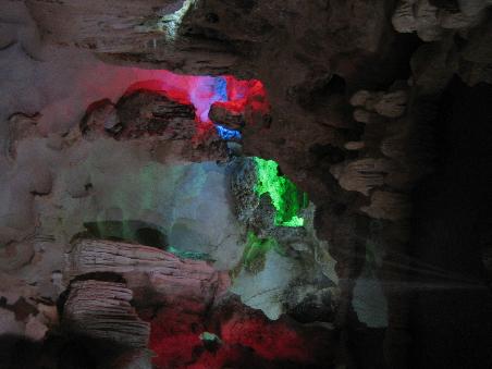 Illuminierte Grotte in Halong Bay