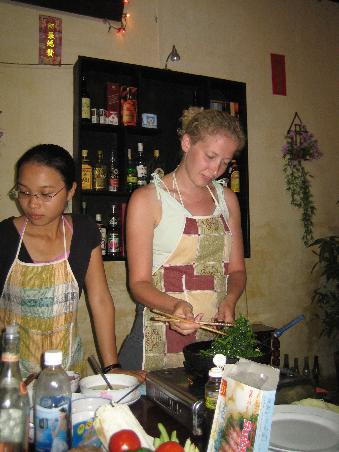 Wasserspinat mit Garlic. Katha in der Cooking Class.