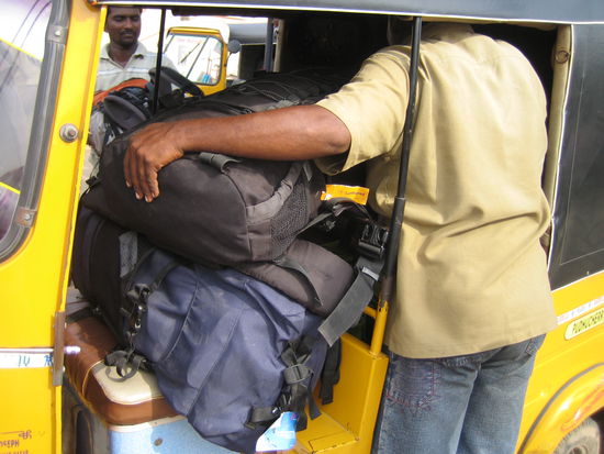 Hinter dem Gepaeckberg sitzt irgendwo Anna