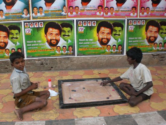 Spielenede Kinder am Strassenrand
