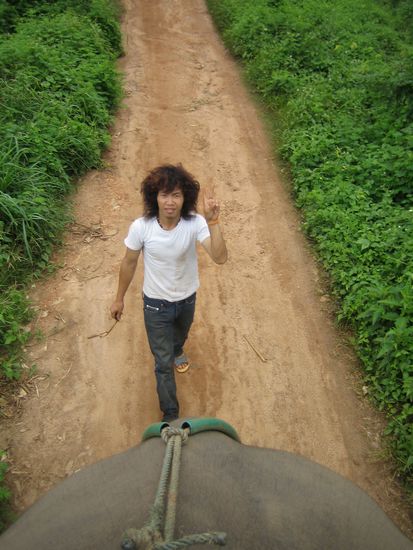 Unser Guide mit Katschi (zum antreiben vom Elefant)