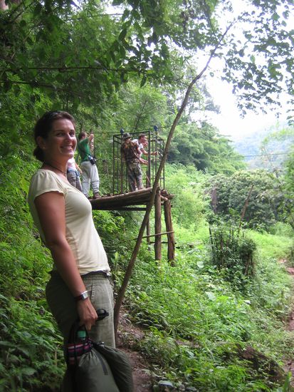 mit dem Kaefig ueberquerten wir Indiana Jones maessig den reisenden Fluss.