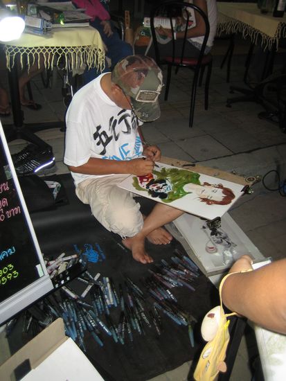 Strassenkuenstler auf dem Sunday night bazar. er sah die welt etwas zu rosa,denn...