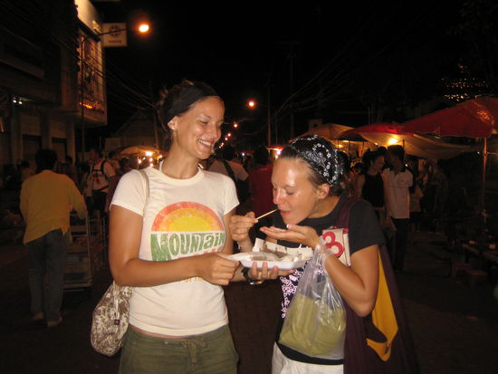 Kathi (li.) und Anna (re.) teilen sich ein Roti  ...viel Fett mit wenig Eierteig
