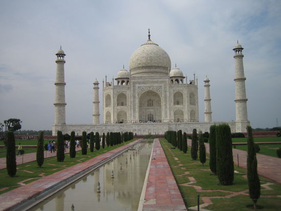Kommando zurueck-Taj Mahal, die Minarette kippen langsam alle leicht nach aussen, das ist ganz praktisch falls mal ein Erdbeben kommt, faellt nix aufs Dach..