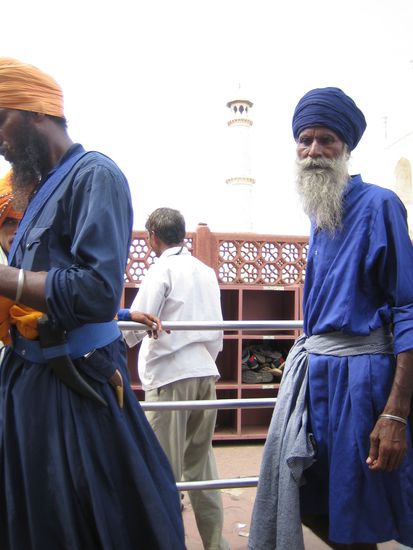 links:Attila der kamerascheue Frauenheld