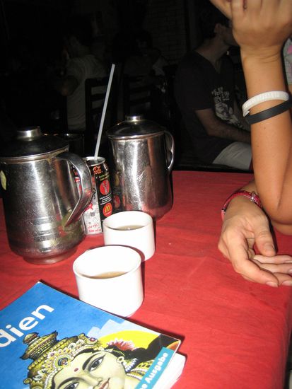 unser schwer erkaempftes Bier in Kaffeekannen und Tassen, schmeckte super