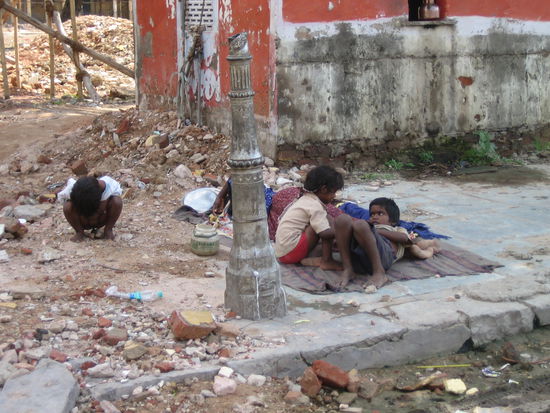 aber leider dann auch solche Szenen...eine Familie am Strassenrand ohne Dach ueber dem Kopf