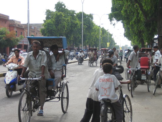 Jaipurs Strassen , man beachte die Designerkleidung