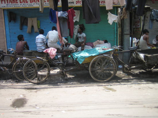 Mittagsschlaefchen in Agra, der Muellhalde