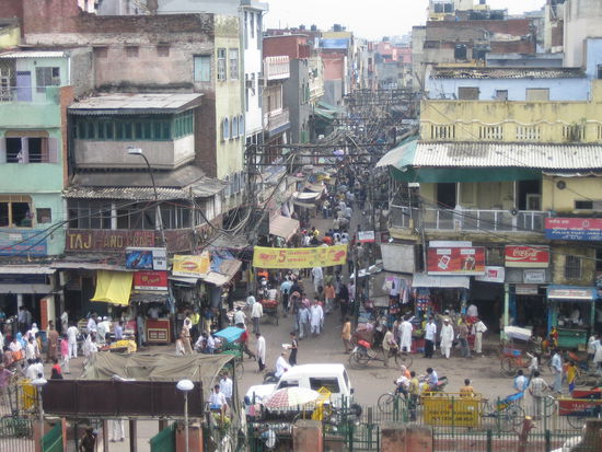 Menschenmassen und Strassenwirrwar