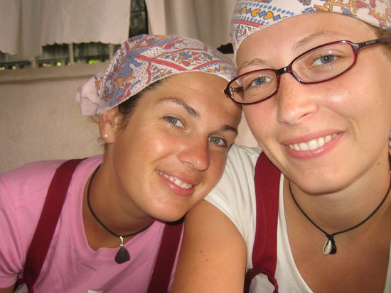 Katha &amp; Ina in Schuluniform.