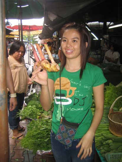 YAM. Unserere Lehrerin..Sie haelt Thai Ginger