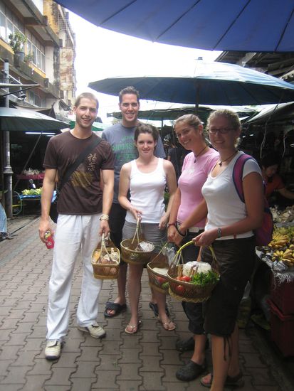 Die ganze Klasse beim Shoppen auf dem Markt.