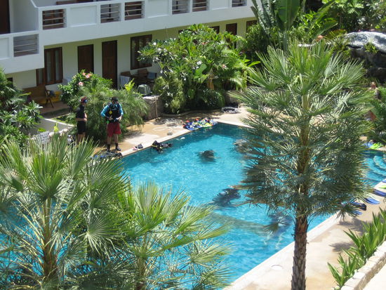 "Trockenuebung" im Pool