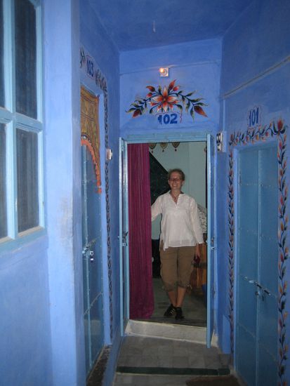 unser Hotelzimmer im Jodhpur...leider gibt es hier Mause und Katha steht jetzt nicht mehr so still wie auf dem Foto, sie ist schon zu Speedy Gozales mutiert..