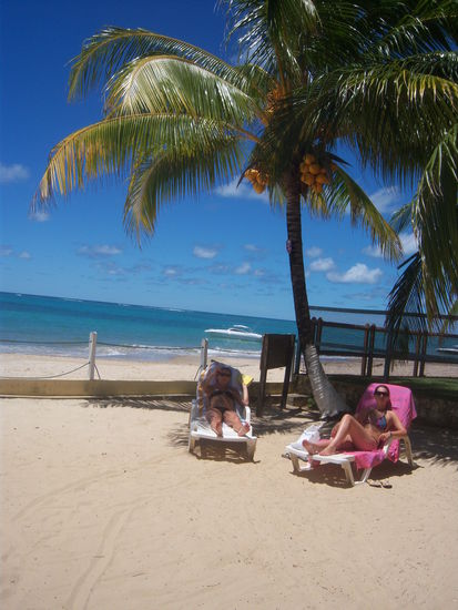 Anne und Ina an unserem kleinen Privatstrand - die Kokosnuesse von der Palme waren sehr lecker 