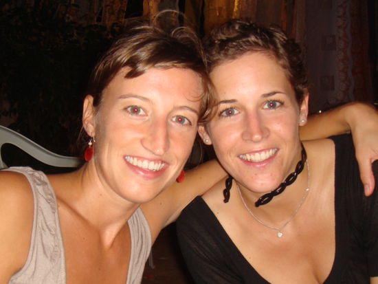Anne mit ihrer Schwester Lena.