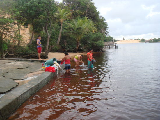 Die Muttis waschen Waeche am Rio Preguicas bei Barreirinhas