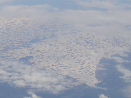 Der Park Lençois Maranhenses aus der Luft. Zwischen den Duenen liegen diese kristellklaren Pools, wenn man es hier nicht so gut sieht, dann am Besten einfach nochmal googeln...