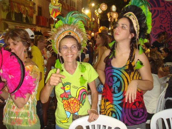Buntes Treiben auf dem Karneval in Recife Antigo