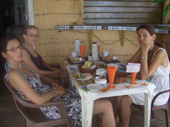 Beim Fruehstueck am Strand von Gaibu.