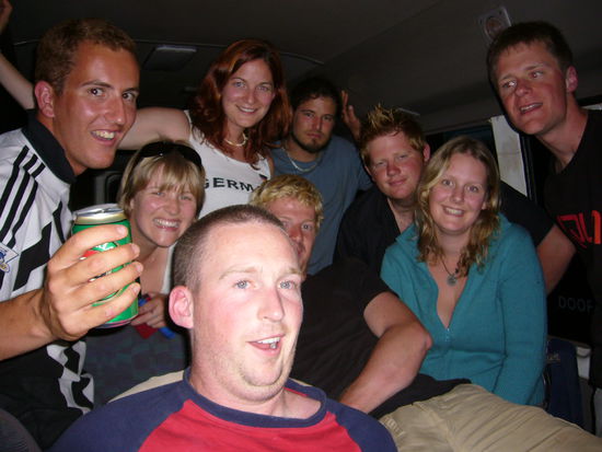 An einem regnerischen Abend im Karijini Camp (Steve, Hannah,Ross, Conny, Jay, Martin, Dave, ich, Doug)