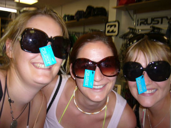 Sonnenbrillenschau in Pt Hedland (ich, Conny, Hannah)