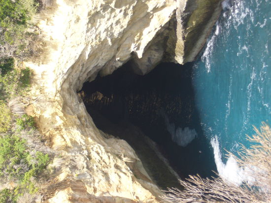 Blowhole mit einem 100m langen Tunnel zum Meer (extra mit Sonnenschimmer aus der Hoehle als Beweis)