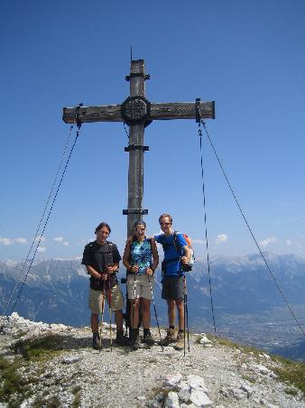 Das Suchen und der Weg sind wichtiger, as dass man wirklich etwas findet. (Yehudi Menuhin)
Lieber Helli,
Alles Gute auf deiner Reise. Sie wird dich sicher weiter bringen!
Wir freuen uns schon sehr auf ein Wiedersehen mit Dir!
julia & andy