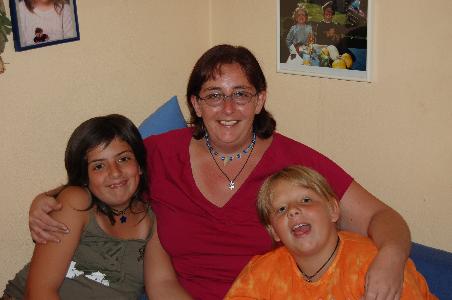 Und wenn uns viele Meilen trennen, sind wir froh dass wir dich kennen.
Denn du gehörst zu den Menschen die man nie vergisst, weil du was ganz besond'res bist!
moni, jasmine & nicole