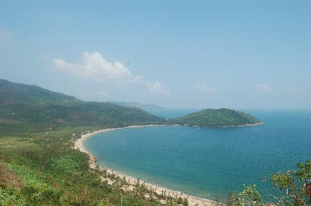 der beeindruckende Ausblick vom Wolkenpass auf den Lang Co Beach