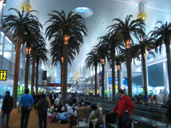schicke Flughafenhalle in Dubai