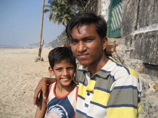 helfender Retter Girish und sein Cousin