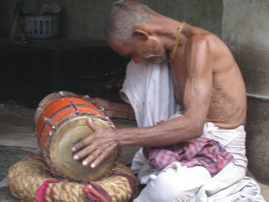 religoese Klaenge vor dem Jagannathtempel