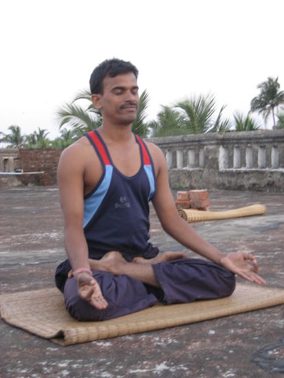 Baju in spiritueller Pose