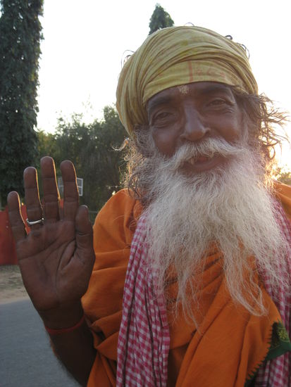 schraeger Guru, der fuer faulenzen am Strand die Werbetrommel ruehrt