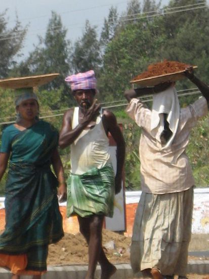 Frau arbeitet und Mann schafft an, that's India!