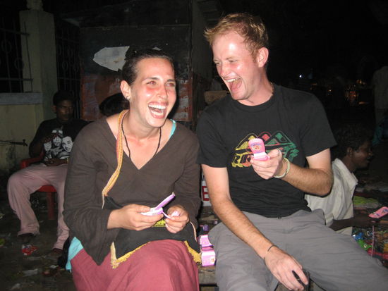 Am Abend
Sur und Jas, der sich gerade zwei Barbiespielzeughandy's, welche indische Gebete traellern, gekauft hat, naja? 