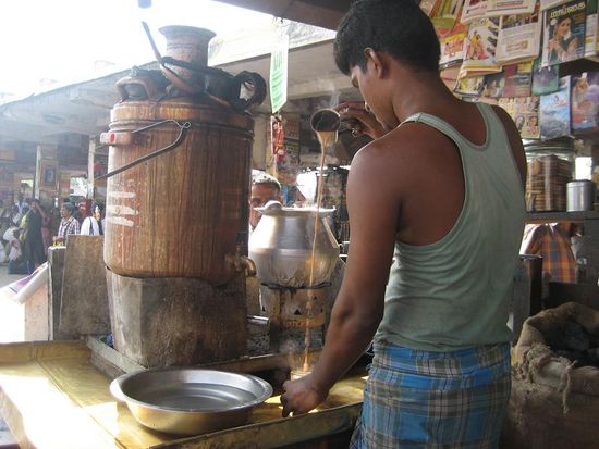 das Umschuetten macht den Kaffee besonders cremig