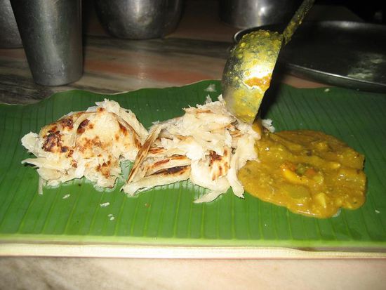 mein Abendessen, Parotta und Gemuesecurry auf Bananenblatt (fingerfood)