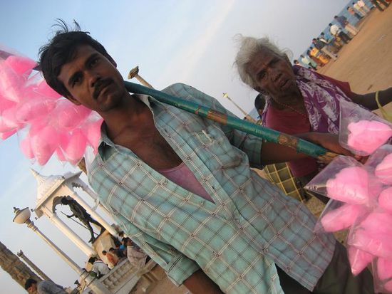 An der Promenade, im Hintergrund ist Ghandidenkmal zu bestaunen