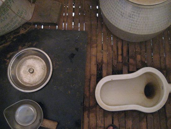 das stille Oertchen
links poo (fest), rechts pee (fluessig) und unten links pee while poo.