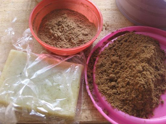 links Zahnpuder und rechts Haarpuder, pfui Teufel, einziges Highlight, die nach zitronen duftende Seife.