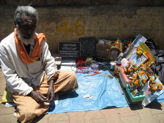 typischer indischer Wahrsager, hab ihn leider nicht verstanden